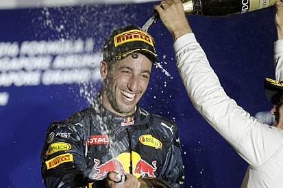 Szenzációs: Ricciardo mindenkit megitatott a dobogón, a cipőjéből…