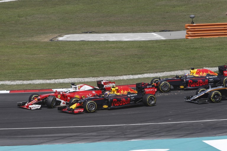 Szavazás: Szerinted ki volt a hibás a Vettel-Rosberg balesetben?
