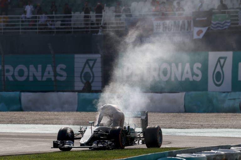 Videón Hamilton drámája: fogja a fejét és nem hiszi el
