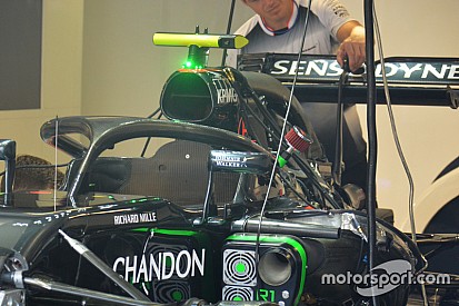 F1-es technikaóra a McLaren hátsó szárnyával és Halójával
