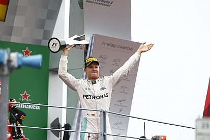 Amatőr felvétel a monzai tömegből: Rosberg megénekelteti a közönséget
