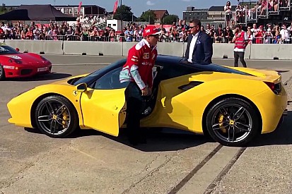 Amikor Raikkönen egy másik bolygón van: így kínozza az utcai Ferrarit