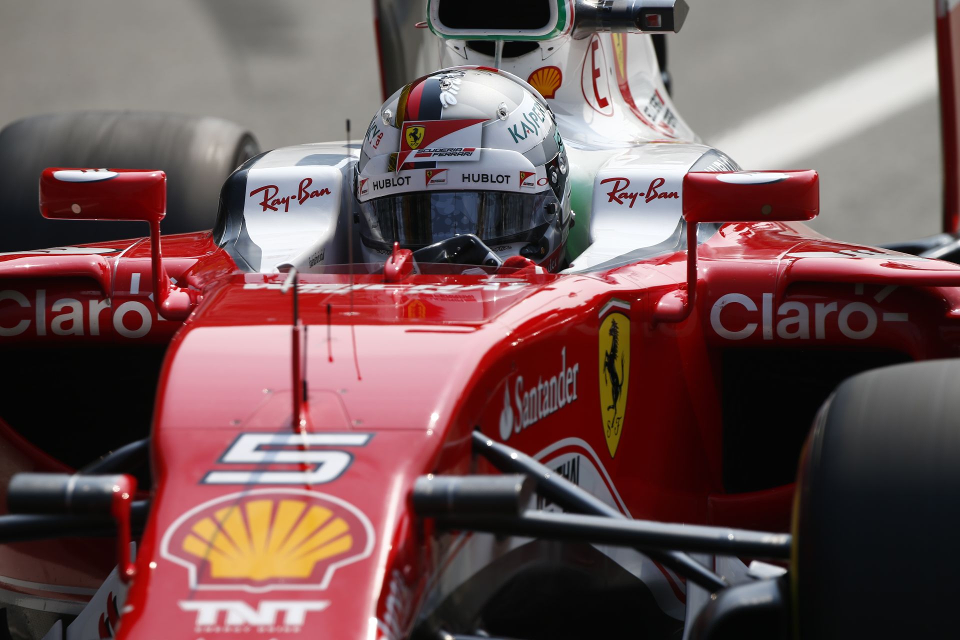 Vettel pár percre visszahozta az igazi Forma-1-et a Ferrarival