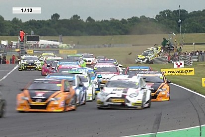 Megabukta a BTCC-ben, még az operatőr emelvényét is letarolta a kocsi