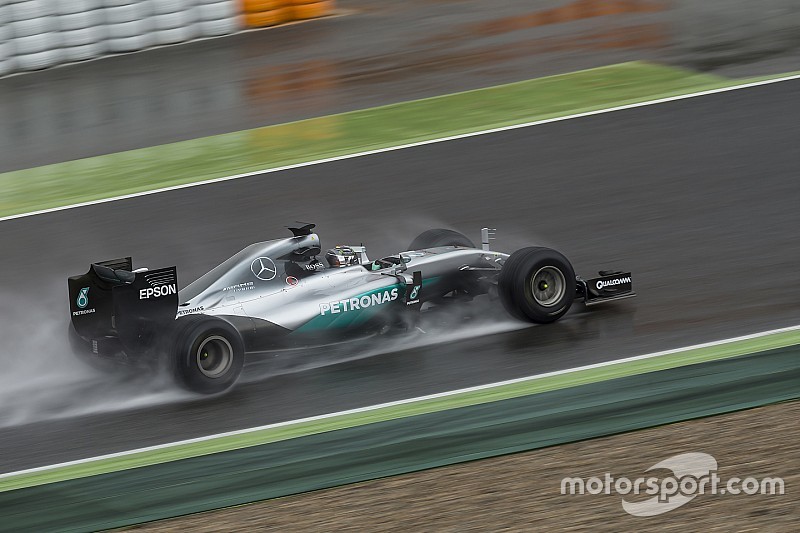 Cuaca buruk ganggu sesi uji coba Pirelli Rosberg