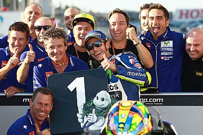 Rossi klopt Marquez in strijd voor de pole-position op Motegi