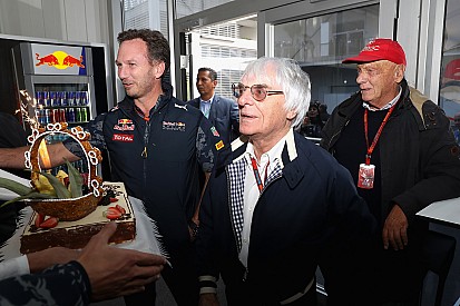 Recibe Ecclestone obsequio de OMDAI FIA México
