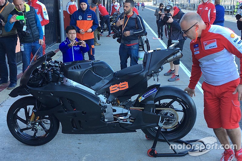 Lorenzo estrenará la Ducati con las alas