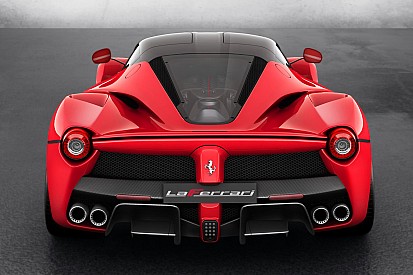 Lorenzo presume su Ferrari de 2 millones de euros y 963 hp