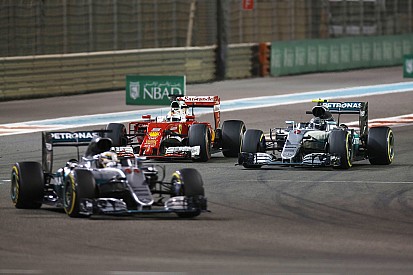 Vettel beschuldigt Hamilton: "Hij haalde een vuile streek uit"