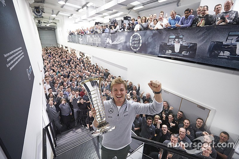 Росберг отримав чемпіонський кубок Формули 1
