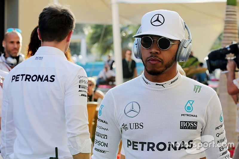 Hamilton dice que vivió momentos “incómodos” este año en Mercedes