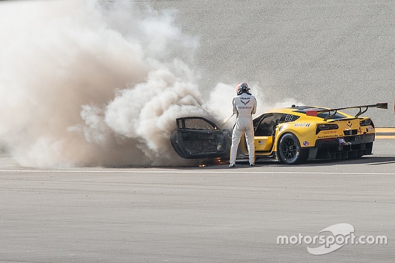 Énorme incendie sur la Corvette de Fässler à Daytona