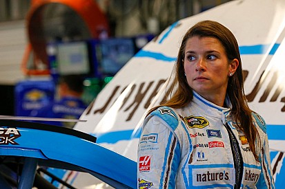 Danica Patrick inicia NASCAR 2017 con problemas de patrocinio