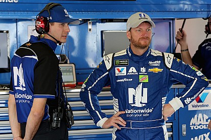 Dale Jr. dice que su renovación de contrato "llevará meses"