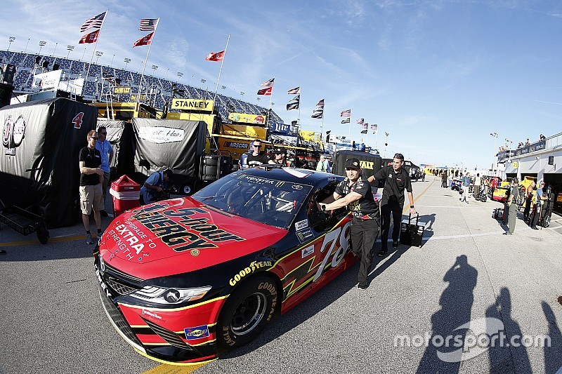 El equipo de Truex trabaja para solucionar los problemas