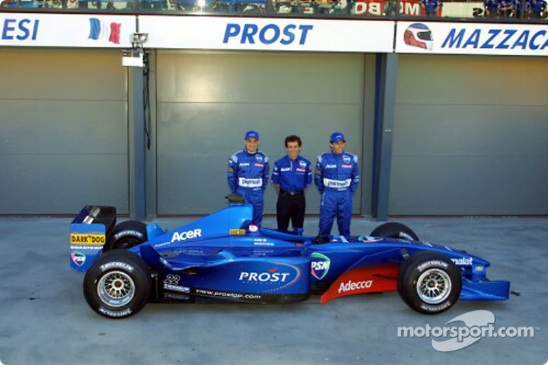Jean Alesi, Alain Prost y Gaston Mazzacane con el AP04.
