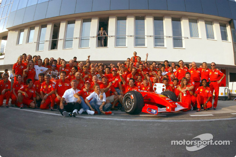 Michael Schumacher feiert mit dem Ferrari-Team