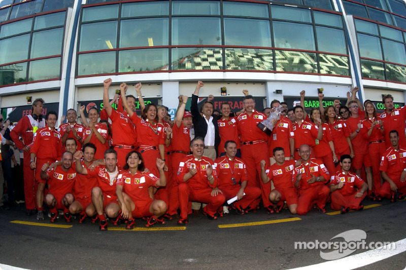 Michael Schumacher, Jean Todt, Ross Brawn, Luca di Montezemelo ve Team Ferrari celebrating