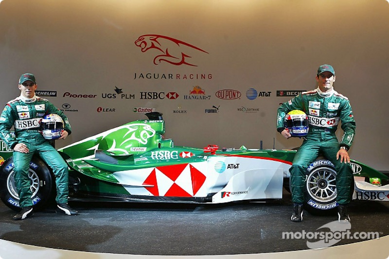 Christian Klien ve Mark Webber pose ve yeni Jaguar R5
