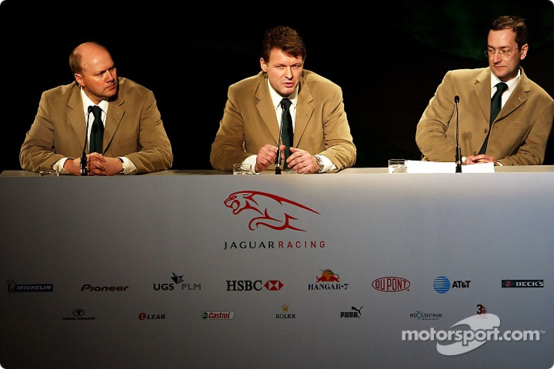 Direktör, mühendising for Jaguar Racing, Ian Pocock, Direktörü, Jaguar Racing, David Pitchforth ve CEO, Premier Performance Division Tony Purnell talk about their plans for 2004 F1 season