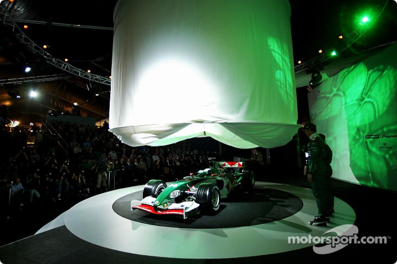 Mark Webber ve Christian Klien watch as yeni Jaguar R5 is being unveiled