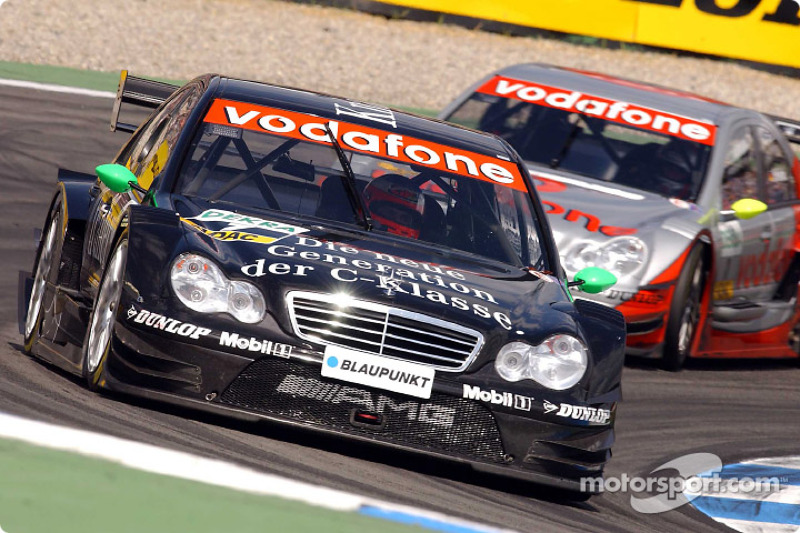 Новичок DTM Гэри Паффет за рулем Mercedes выиграл четыре гонки и стал вторым по итогам сезона-2004. Паффет и Mercedes уступили в зачетах Маттиасу Экстрему и Audi