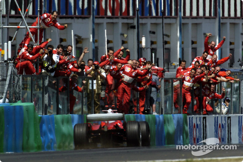 Ganador de la carrera, Michael Schumacher, celebra