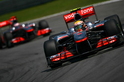 Льюис Хэмилтон, McLaren Mercedes едет впереди Дженсона Баттона, McLaren Mercedes
