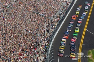 Start: Jeff Gordon, Hendrick Motorsports Chevrolet and Kurt Busch, Penske Racing Dodge lead the field
