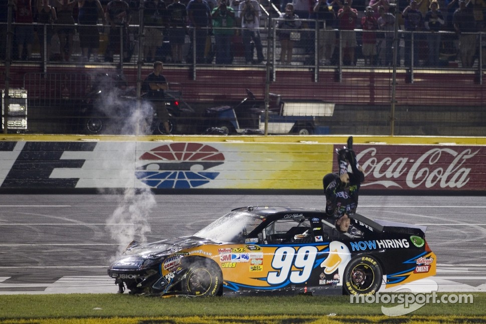 Winner Carl Edwards, Roush Fenway Racing Ford celebrates