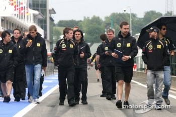 Nick Heidfeld, Lotus Renault F1 Team, Vitaly Petrov, Lotus Renalut F1 Team and Bruno Senna, test driver, Renault F1 Team