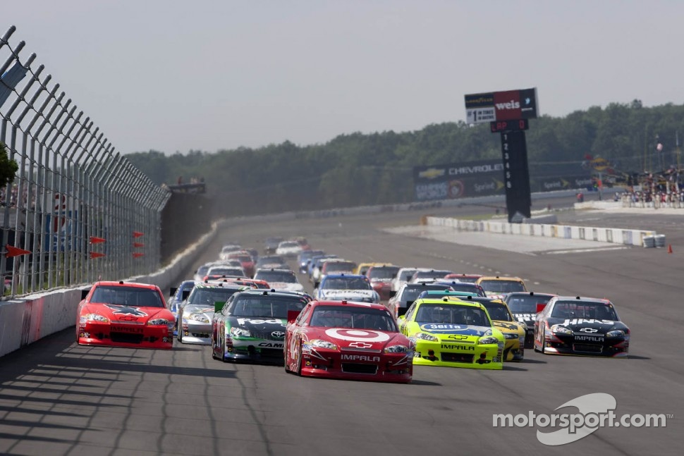 Start: Juan Pablo Montoya, Earnhardt Ganassi Racing Chevrolet leads