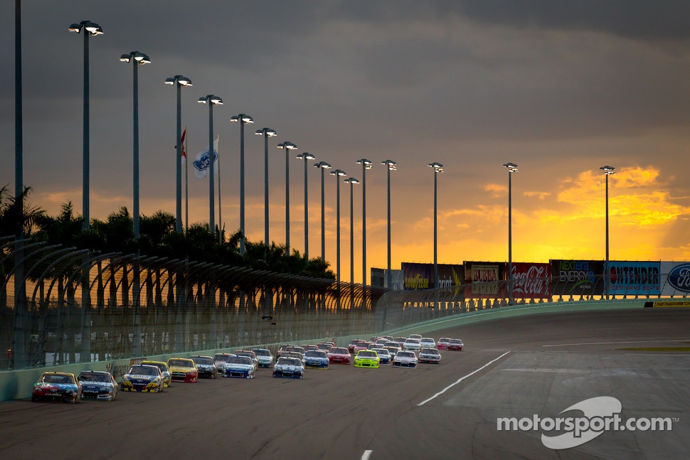 Kyle Busch, Joe Gibbs Racing Toyota leads the field