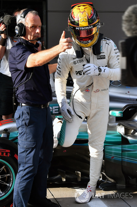 Pole sitter Lewis Hamilton, Mercedes AMG F1 in parc ferme