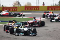 Nico Rosberg, Mercedes AMG F1 W04 lidera a Sebastian Vettel, Red Bull Racing RB9 y a Fernando Alonso