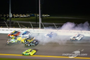 Carl Edwards, Roush Fenway Racing Ford, Scott Speed, Ford, Bobby Labonte, JTG Daugherty Racing Toyota, Marcos Ambrose, Richard Petty Motorsports Ford, Joe Nemechek, NEMCO Motorsports Toyota crash