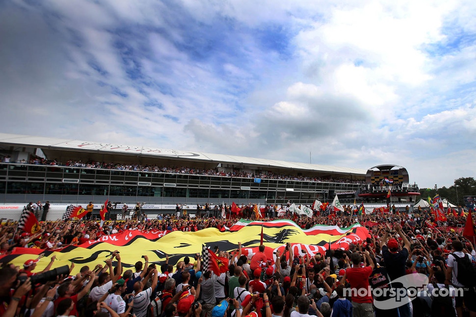 Podium: second place Fernando Alonso, Scuderia Ferrari, race winner Sebastian Vettel, Red Bull Racing and third place Mark Webber, Red Bull Racing