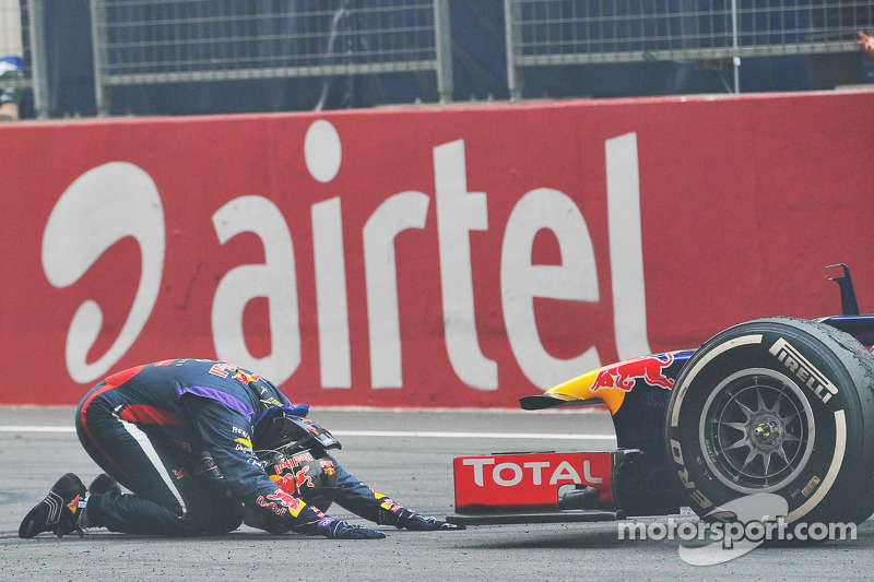 Yarış galibi ve Dünya Şampiyonu Sebastian Vettel, Red Bull Racing RB9 yarış sonunda kutlama yapıyor