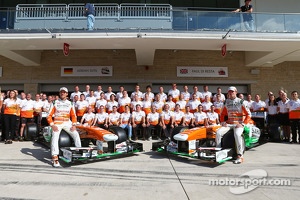(L to R): Adrian Sutil, Sahara Force India F1 and team mate Paul di Resta, Sahara Force India F1 at a team photograph