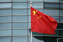 La bandera china en el paddock.