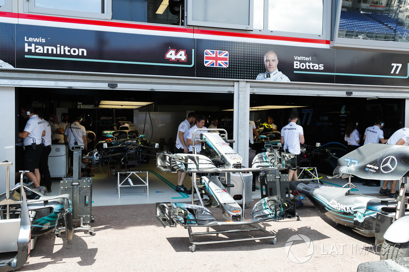 Persiapan mobil Mercedes AMG F1 W09