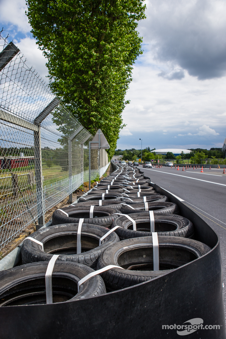 http://cdn-6.motorsport.com/static/img/mgl/1700000/1700000/1708000/1708200/1708256/s1_1.jpg