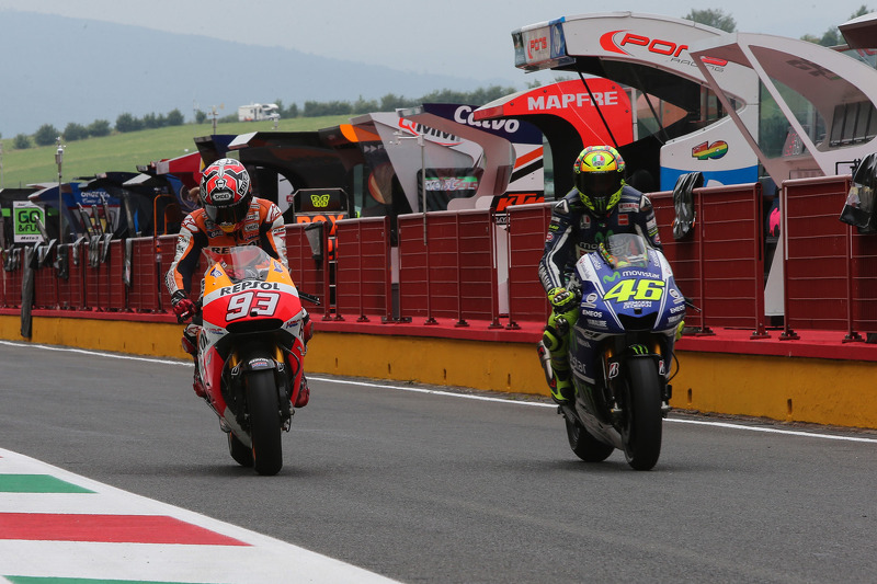 Marc Marquez, Repsol Honda Team dan Valentino Rossi, Movistar Yamaha pada MotoGP 2014.
