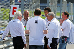 Charlie Whiting, delegado de la FIA inspecciona el circuito