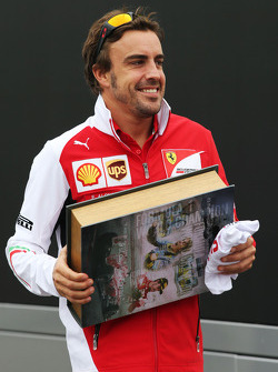 Фернандо Алонсо, Ferrari з книжкою