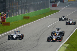 Valtteri Bottas, Williams FW36 e Daniel Ricciardo, Red Bull Racing RB10 luta por posição