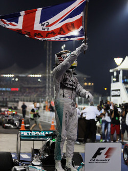 El ganador y campeón del mundo Lewis Hamilton, Mercedes AMG F1 W05 celebra en parc ferme