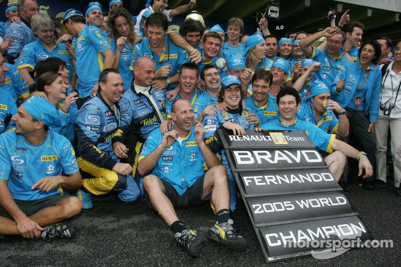 Campeón del Mundo 2005 Fernando Alonso celebra con los miembros del equipo Renault F1