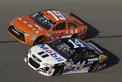 Tony Stewart, Stewart-Haas, Chevrolet, und Carl Edwards, Joe Gibbs Racing, Toyota
